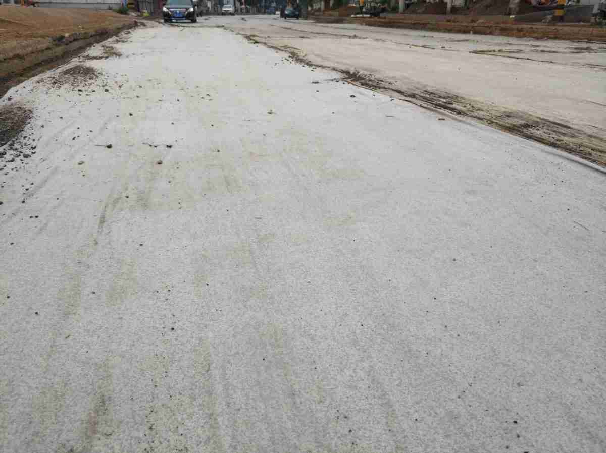 Nonwoven geotextile for road